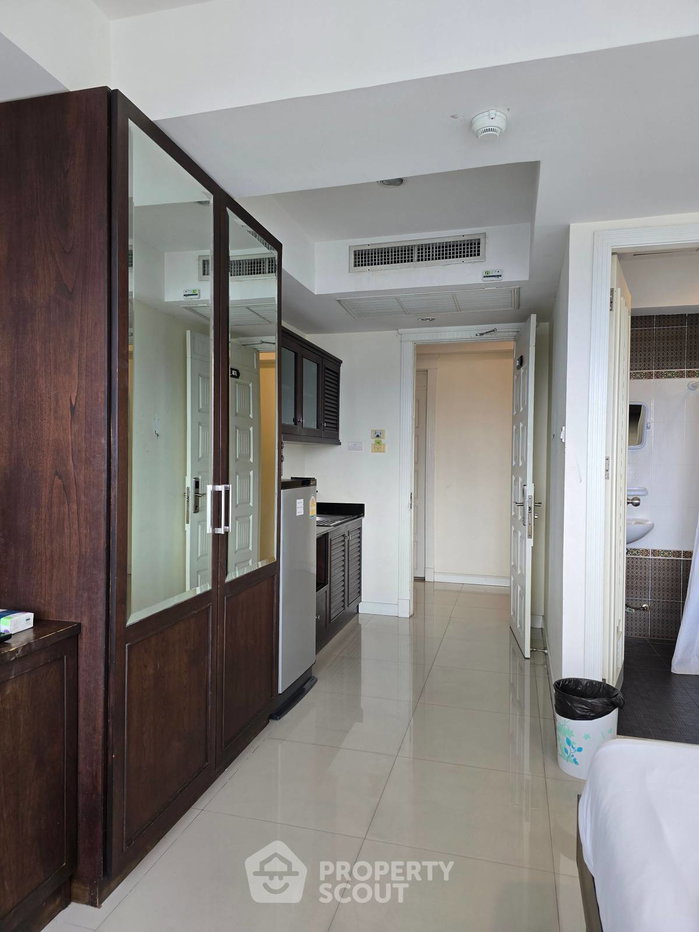 picture 1-BR Condo The Royal Navin Tower, 18th-Floor Near MRT Khlong Toei (ID 3098242) - 4/6
