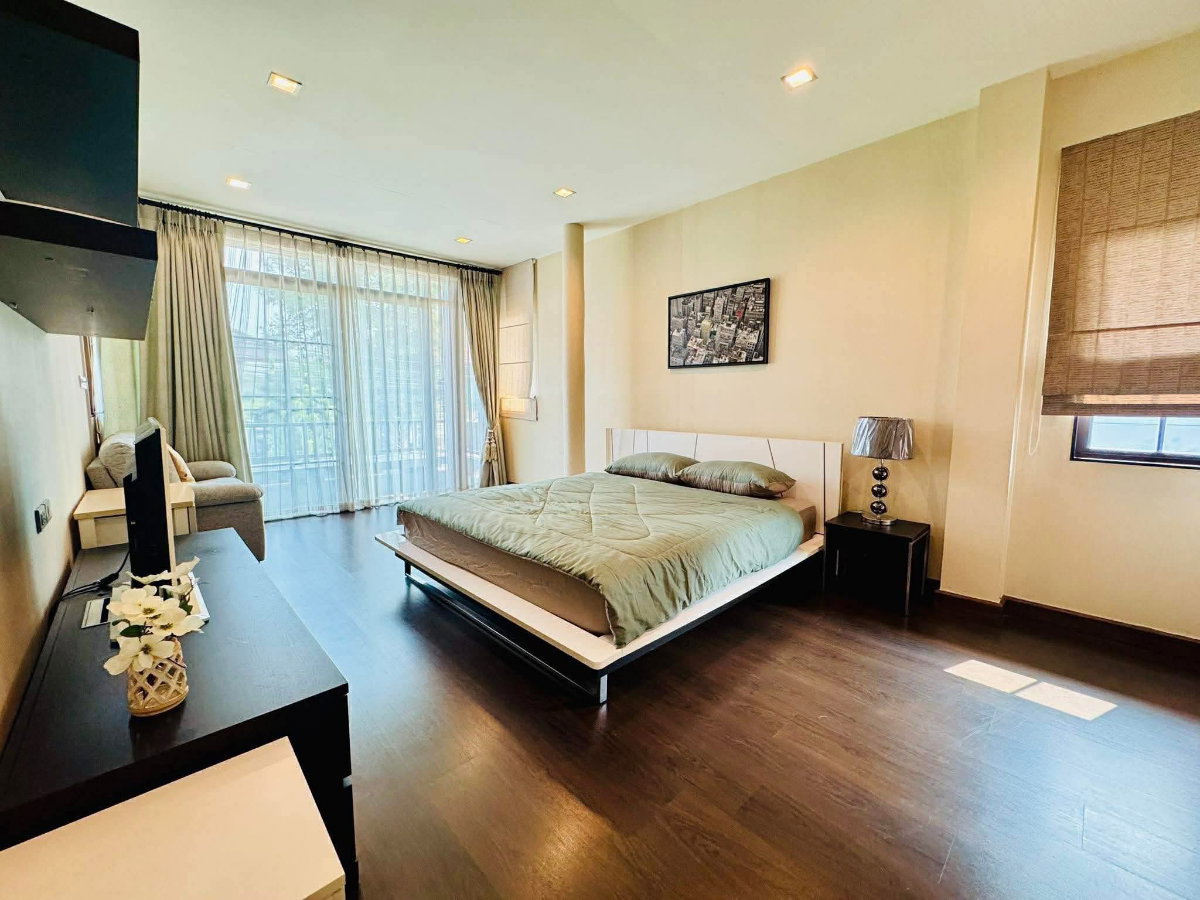 รูป 🏡 ให้เช่าบ้านเดี่ยว 2 ชั้น หลังใหญ่ ตกแต่งสไตล์โมเดิร์น ในโครงการคุณภาพ ความปลอดภัยสูง โซนรวมโชค ใกล้ห้างสรรพสินค้า, โรงเรียนนานาชาติ - รูปที่ 2/7