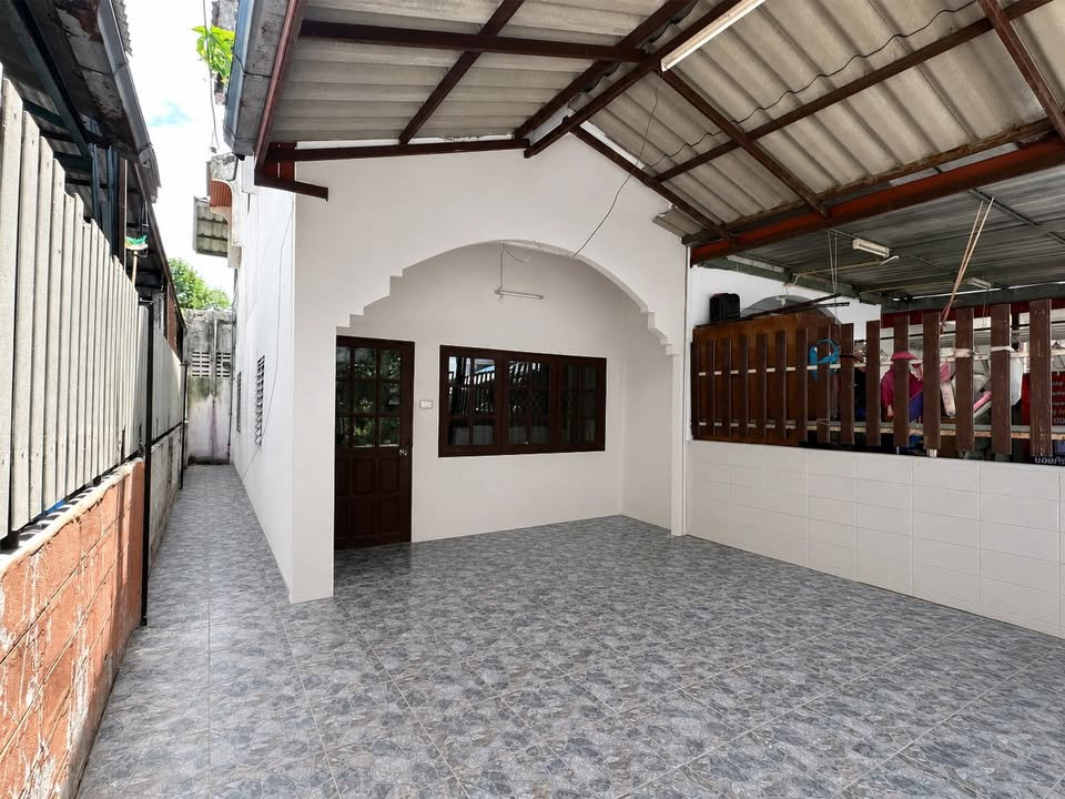 รูป 🔥ขาย บ้านทาวน์เฮ้าส์ หมู่บ้านฉัตรหลวง ทำเลมีนบุรี-ราษฎร์อุทิศ ใกล้ทางเข้าหมู่บ้าน ใกล้ถนนใหญ่และรถไฟฟ้า ราคาถูกที่สุดในหมู่บ้าน พร้อมเข้าอยู่ - รูปที่ 2/8