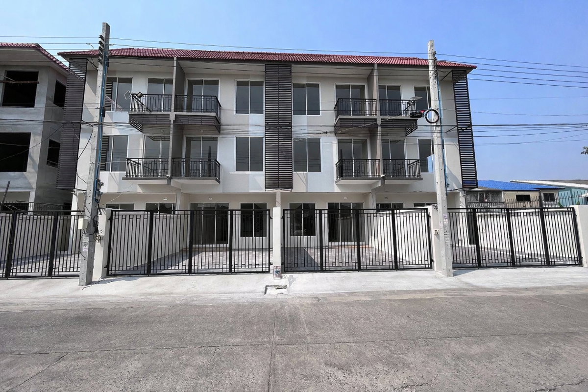 sale office 1,200 sq.m with parking car near bts station