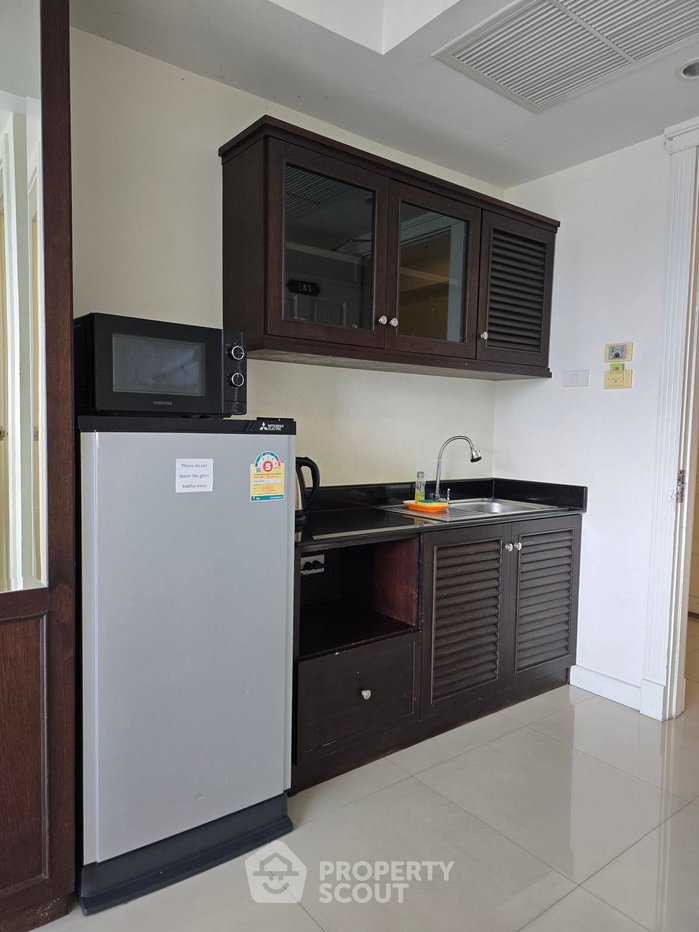 picture 1-BR Condo The Royal Navin Tower, 18th-Floor Near MRT Khlong Toei (ID 3098242) - 2/6
