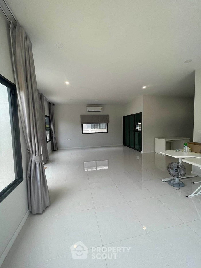 รูป บ้านเช่า 4 ห้องนอน แกรนด์ บริทาเนีย พระราม 9-กรุงเทพกรีฑา ใกล้สนามบินสุวรรณภูมิ (ID 3099638) - รูปที่ 6/8
