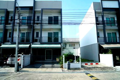 Townhouses for sale Bangkok : For Sell Town house BAAN KLANG MUANG SUANLUANG 3-story 3 bedroom 3 bathroom