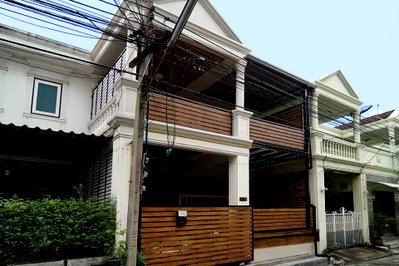 Townhouses for sale Big C Extra Rama 4 : For SaleTownhouse Muban Pornpradit Sukhumvit50 BTS Onnut GH583