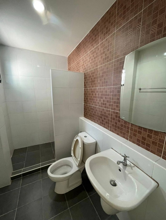 รูป บ้านเดี่ยวหลังใหญ่ หน้าสวน 2 ชั้น 3 ห้องนอน ในหมู่บ้าน วรารมย์ พรีเมียม ศาลากลาง (R1355) T.094-651-1456 - รูปที่ 2/16