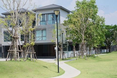 ขายบ้านแฝด โครงการ บ้านกลางเมือง ดิ อิดิชั่น บางนา - วงแหวน 3 ชั้น 4 ห้องนอน 4 ห้องน้ำ