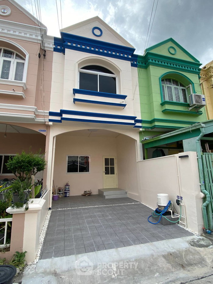 รูป ทาวน์โฮม 2 ห้องนอน สำหรับขาย ใน ดอกไม้ ประเวศ กรุงเทพฯ พื้นที่ ~66 ตร.ม. (ID 3096878) - รูปที่ 1/8