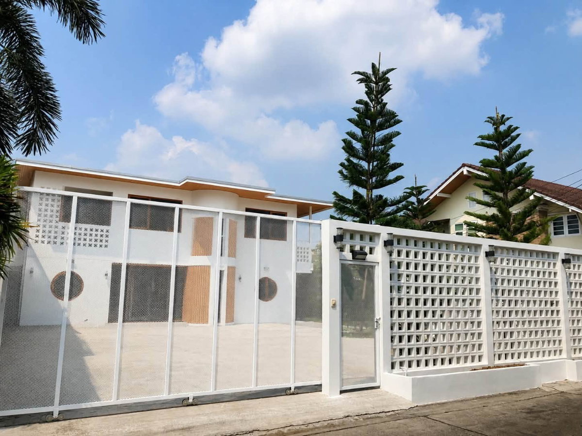 รูป 🏡✨ ขายบ้านเดี่ยว 2 ชั้น รีโนเวทใหม่ บนที่ดินขนาดใหญ่ 105 ตารางวา สไตล์มินิมอล | ลาดพร้าว 87 แยก 16 เพียง 18.9 M เท่านั้น - รูปที่ 4/12