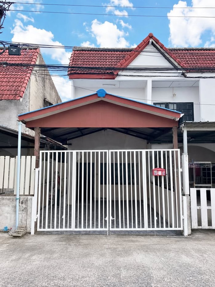 รูป 🔥ขาย บ้านทาวน์เฮ้าส์ หมู่บ้านฉัตรหลวง ทำเลมีนบุรี-ราษฎร์อุทิศ ใกล้ทางเข้าหมู่บ้าน ใกล้ถนนใหญ่และรถไฟฟ้า ราคาถูกที่สุดในหมู่บ้าน พร้อมเข้าอยู่ - รูปที่ 1/8