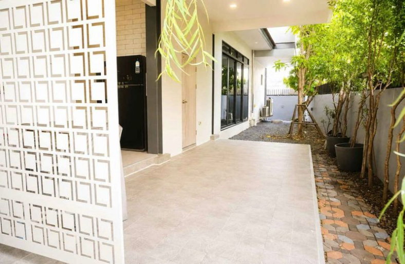 picture Luxurious detached house, like new condition, premium location near Central Chonburi. - 15/17