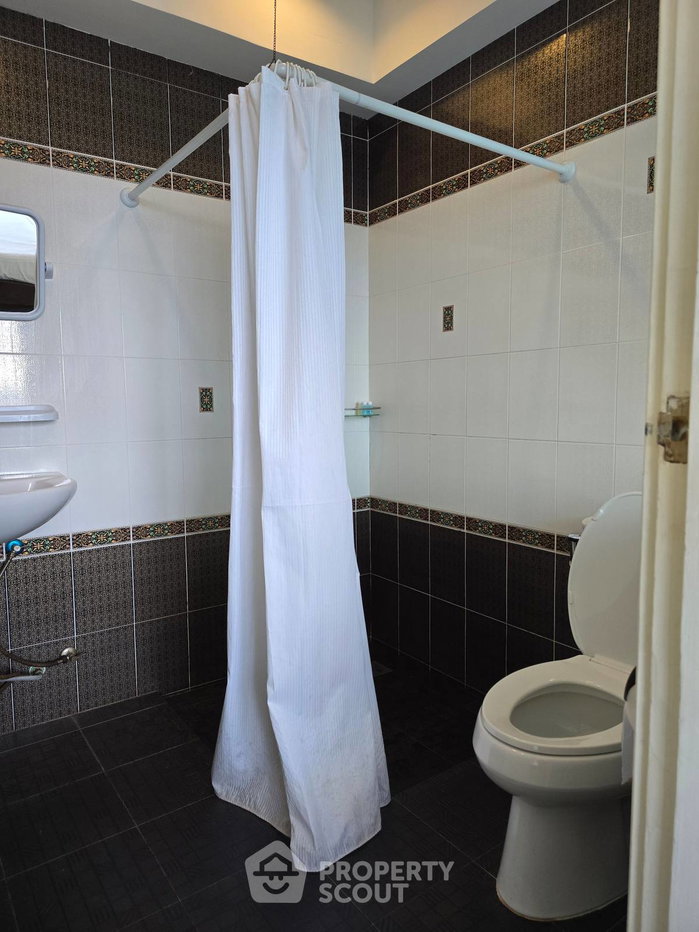 picture 1-BR Condo The Royal Navin Tower, 18th-Floor Near MRT Khlong Toei (ID 3098242) - 6/6