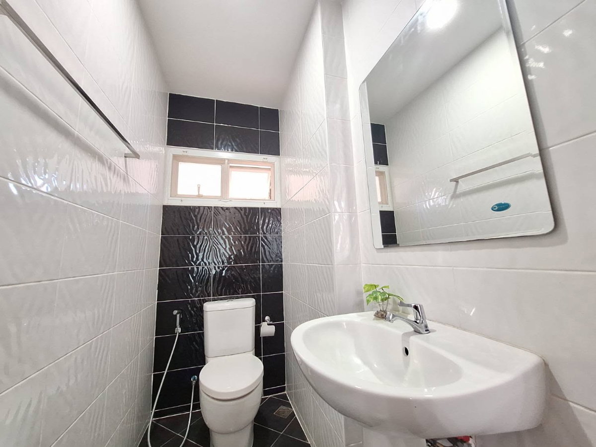 รูป ขายด่วน! บ้านเดี่ยวอรสิริน 6 รีโนเวทใหม่ทั้งหลัง พร้อมเข้าอยู่ 🏡✨ T. 063-6649056 - รูปที่ 5/9