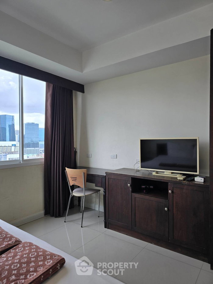 picture 1-BR Condo The Royal Navin Tower, 18th-Floor Near MRT Khlong Toei (ID 3098242) - 3/6