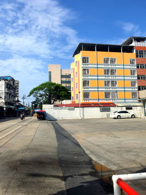 Shophouses for sale Bangkok : 3.5-story commercial building for sale,located on Soi Ram Indra 39