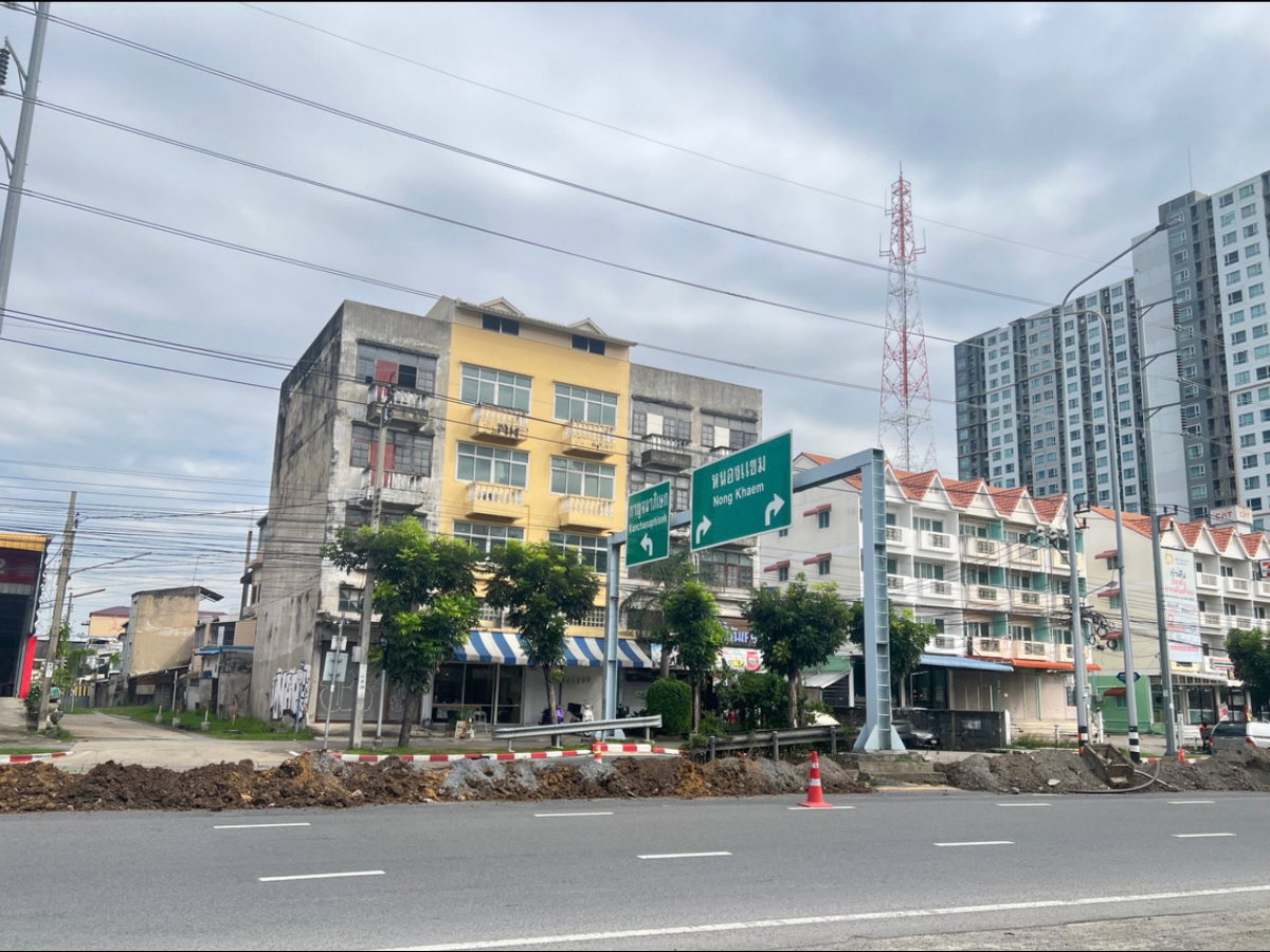 รูป อาคารพาณิชย์ 4 ชั้นพร้อมชั้นลอย ติดถนนพุทธมณฑลสาย 2 (ฝั่งเพชรเกษม) | ทำเลทองเหมาะทำธุรกิจ-ออฟฟิศ | เพียง 250 เมตรจากถนนเพชรเกษม - รูปที่ 5/5