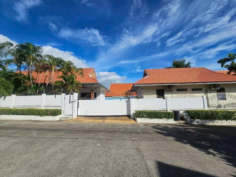 For sale: The Ville Jomtien Pool Villa, South Pattaya, near the sea, Jomtien Beach (H6930)