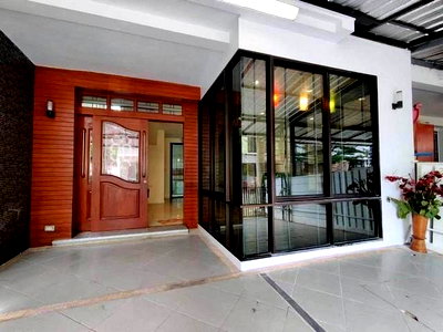 เช่าทาวน์โฮม ถนนศรีนครินทร์ : MTR94 ปล่อยเช่าทาวน์โฮม 200 ตร.ม. 3 นอน 3 น้ำ มีห้องแม่บ้าน เฟอร์ฯ ครบพร้อมอยู่ ใกล้โรงเรียนนานาชาติ Bangkok Prep และเตรียมพัฒน์
