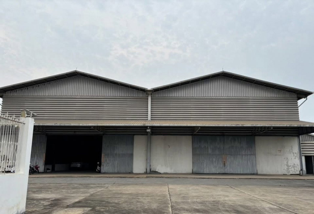 รูป ให้ เช่าโกดังพร้อมเครน 5 ตัน พื้นที่ 2,280 ตร.ม. ทำเลเทพารักษ์ บางพลี สมุทรปราการ ติดถนนใหญ่ - รูปที่ 1/5