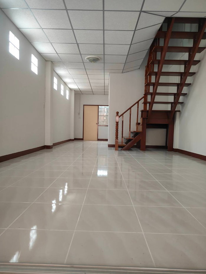 picture 2-story townhouse for sale, corner unit - 6/10