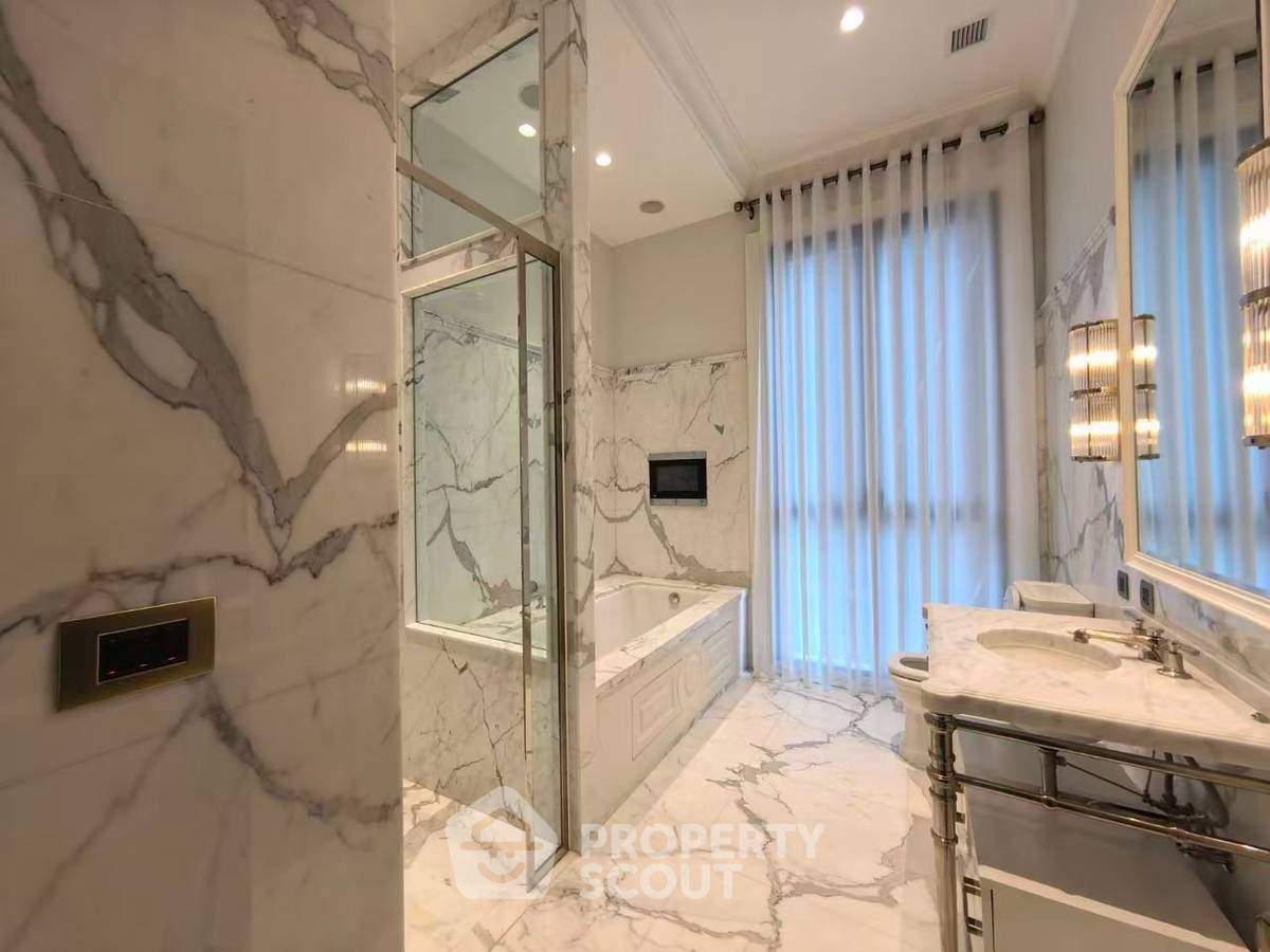 picture Well-Priced 2-BR 98 Wireless Condo Near BTS Phloen Chit (200m) (ID 3107534) - 7/9