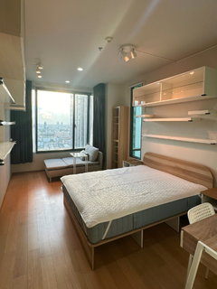 รูปภาพ Pyne by Sansiri【𝐑𝐄𝐍𝐓】🔥DUPLEX room with high ceilings, warm and soothing color scheme, great location near BTS🔥 Contact Line ID: @hacondo