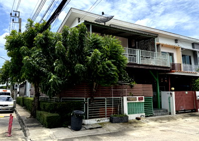 Townhouses for sale Suwannaphum International Airport : Corner townhome with side area 2 stories, The Connect 15 Onnut, 24.9 sq.w, near ARL Ban Thap Chang.