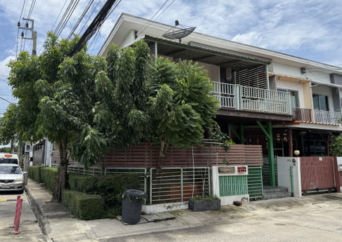 Corner townhome with side area 2 stories, The Connect 15 Onnut, 24.9 sq.w, near ARL Ban Thap Chang.