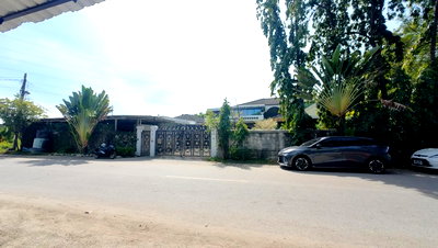 บ้านเดี่ยว สนามบินสุวรรณภูมิ : หมู่บ้านรัตนธานี9 ใกล้ทางด่วน เดินทางเข้าออกสะดวก