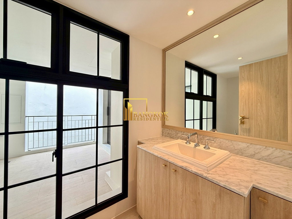 รูป Modern 5 Bedroom Luxury House For Sale in Ekkamai Area - BR28364SH - รูปที่ 19/49