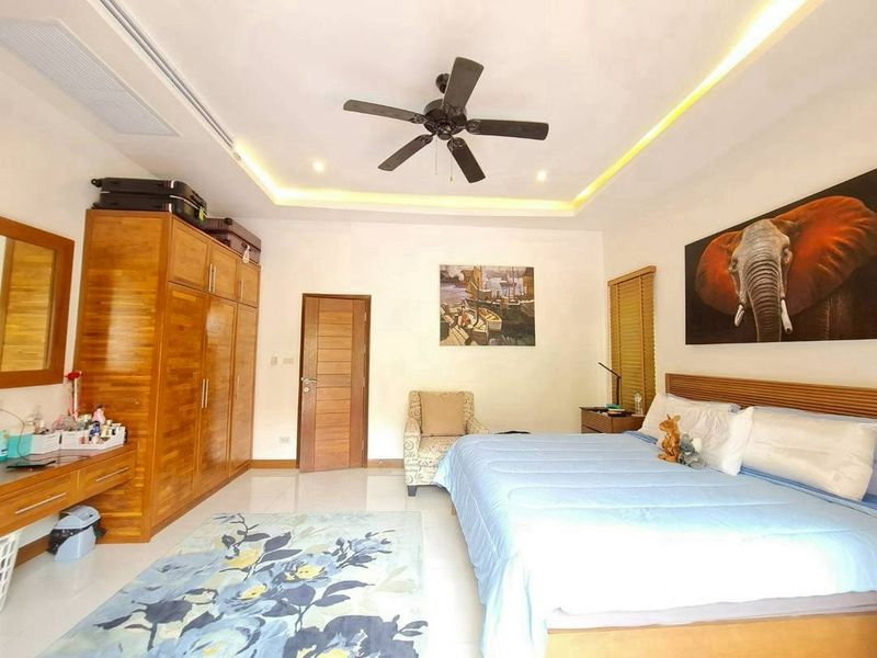 picture Luxury beachfront pool villa in Bang Saray, Chonburi. - 13/20