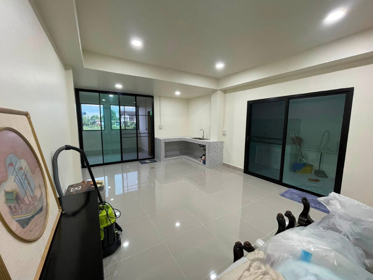 รูป 🏡✨ ให้เช่า ทาวน์โฮม 3 ชั้น หมู่บ้านพนาสนธิ์ แกรนด์วิลล์ ซอยเสรีไทย 68 | ใกล้แยกมีนบุรี 4 ห้องนอน 3 ห้องน้ำ รีโนเวทใหม่ทั้งหลัง พื้นที่ใช้สอยกว้าง - รูปที่ 3/7