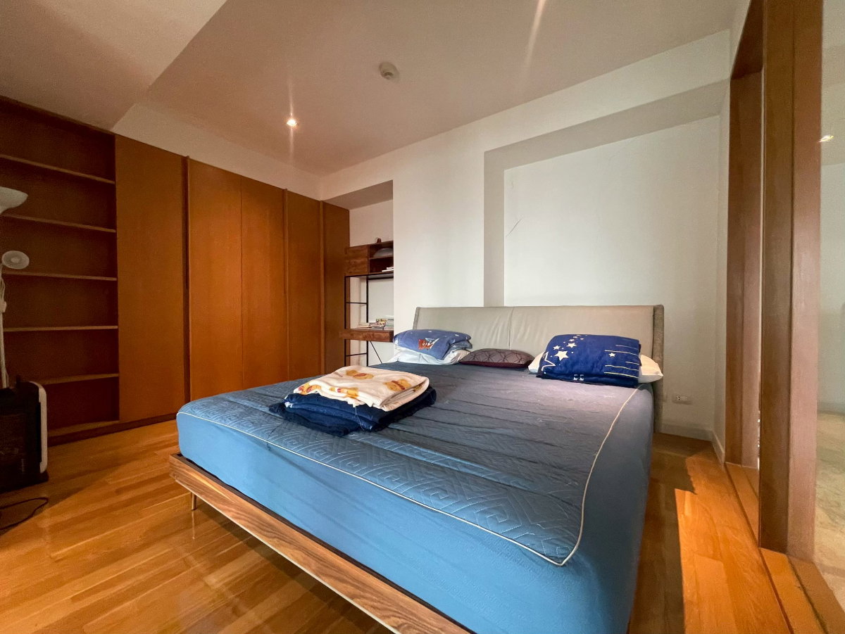 picture Luxury Riverfront condominium 1 bedroom - 4/12