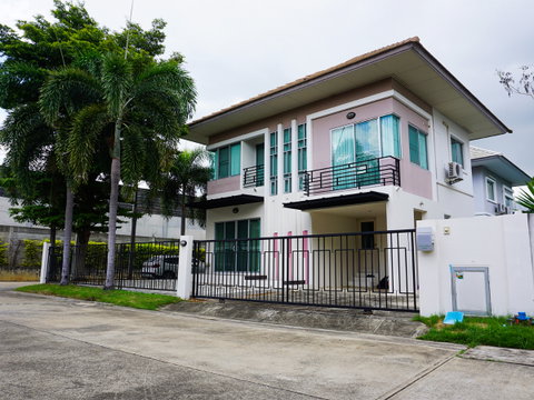 House for sale on the corner Villa Garden 3 Rattanathibet Bangyai Nonthaburi.