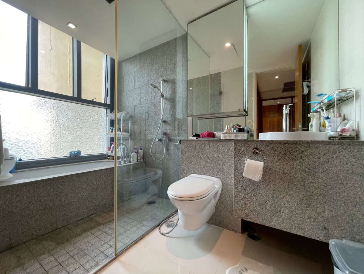 picture Luxury Riverfront condominium 1 bedroom - 7/12