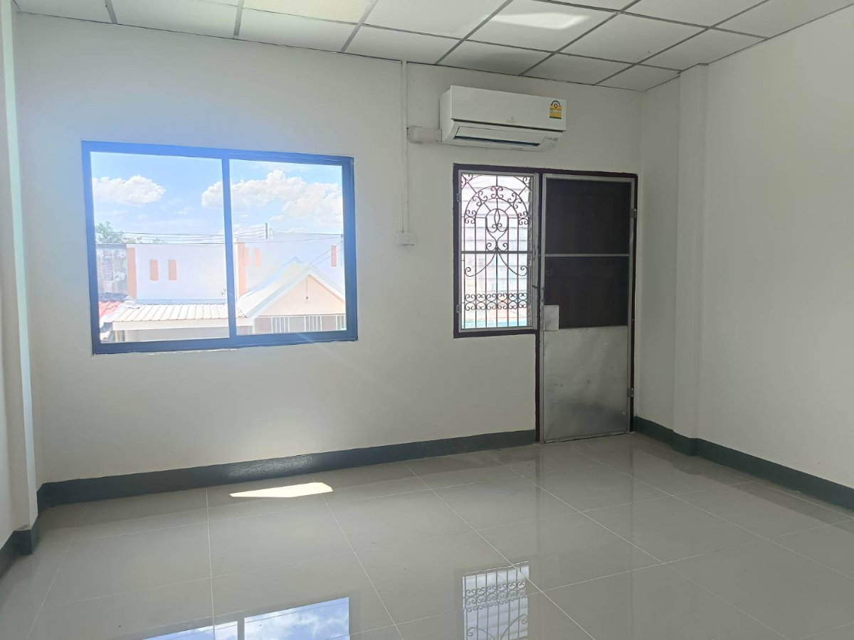 รูป 🏡 ด่วน! ให้เช่าทาวน์เฮ้าส์ราคาถูก หมู่บ้านแสงตะวัน คลอง 11 ตกแต่งใหม่พร้อมอยู่ 🌟 - รูปที่ 2/4