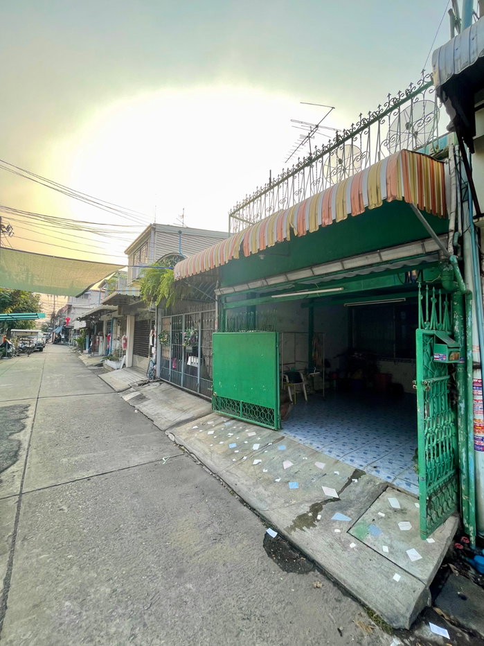รูป ขาย ทาวน์เฮ้าส์2ชั้น ติดถนนในซอยวิภาฯ64 ใกล้ตลาดสด, 7-11 ,เข้าออกได้หลายทาง เหมาะอยู่อาศัย/ค้าขายได้ - รูปที่ 1/12