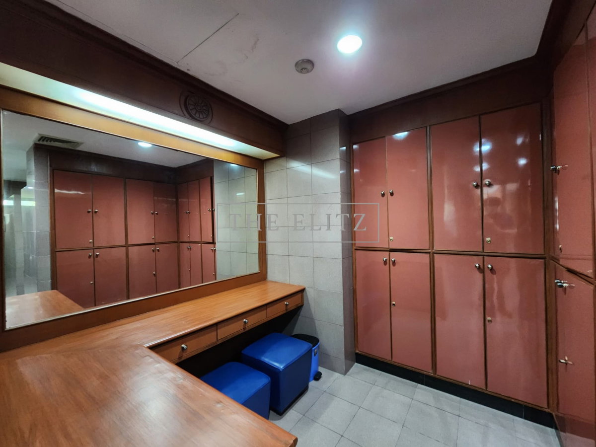 picture ✨ Colossal Sky Residence: Unrivaled Space and Comfort with Breathtaking Skyline Views ✨ - 8/11