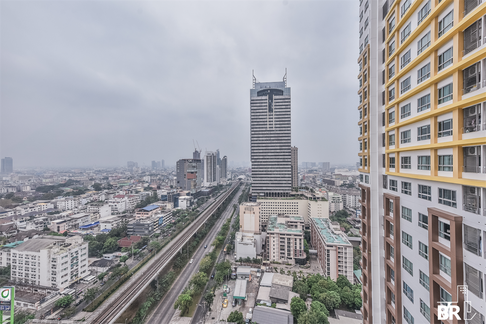Convenient Travel, Great Value per Square Meter Q House Condo Sathorn near BTS Krung Thonburi