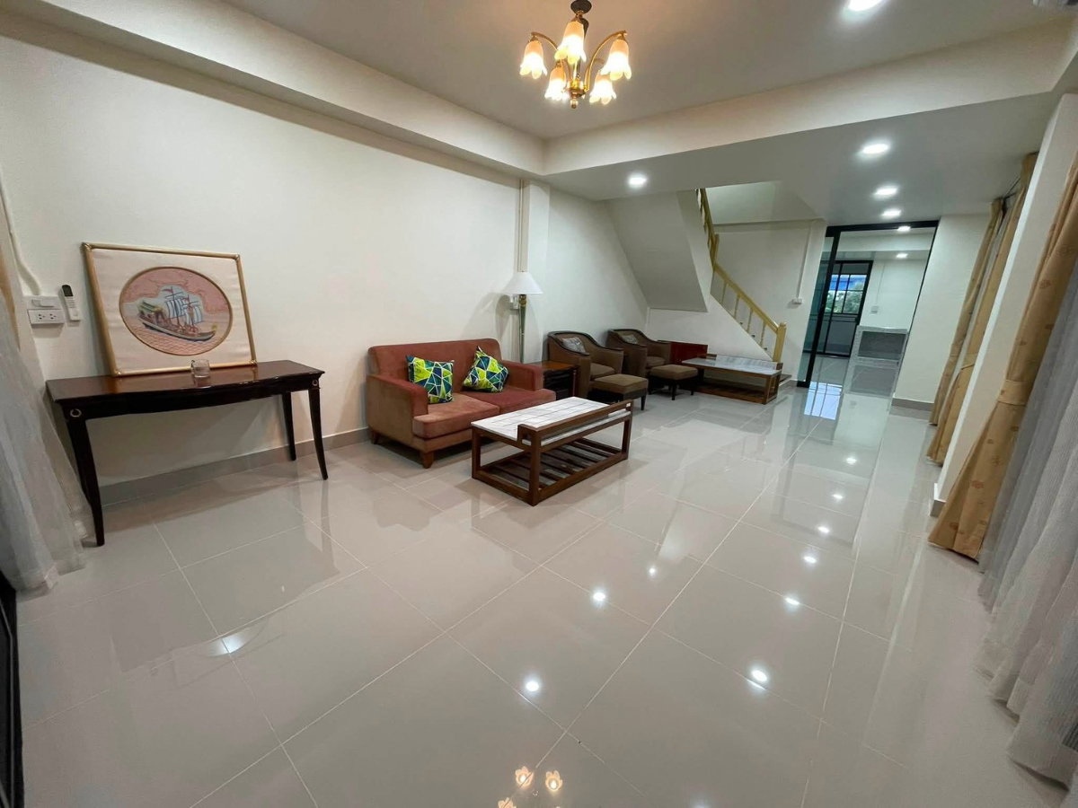รูป 🏡✨ ให้เช่า ทาวน์โฮม 3 ชั้น หมู่บ้านพนาสนธิ์ แกรนด์วิลล์ ซอยเสรีไทย 68 | ใกล้แยกมีนบุรี 4 ห้องนอน 3 ห้องน้ำ รีโนเวทใหม่ทั้งหลัง พื้นที่ใช้สอยกว้าง - รูปที่ 2/7