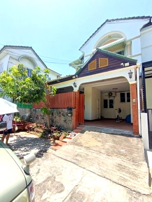 Townhouses for sale Bang Pu Industrial Estate : CRAZY PRICE!! Unobstructed Front View! 2-Story Corner Unit Townhome with Extra Large Space | Lally Ville Srinakarin-Thepharak | #TPI-3289