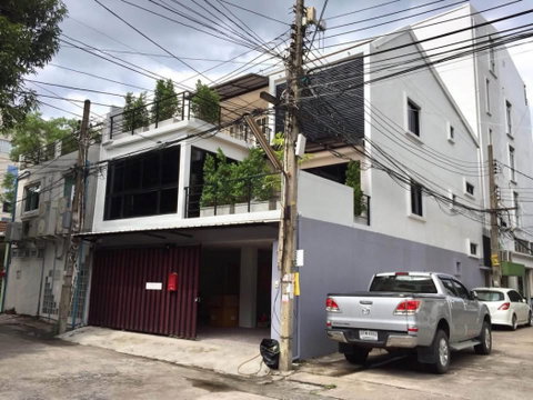ให้ เช่า ทาวน์โฮม 3 ชั้น เอกมัย | 3 ห้องนอน 4 ห้องน้ำ | 350 ตร.ม. | จอดรถ 3 คัน | เริ่มต้น 90,000 บาท-เดือน