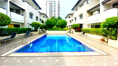 Townhouses for rent Watthana : Townhome for rent in Ekkamai Soi 10.