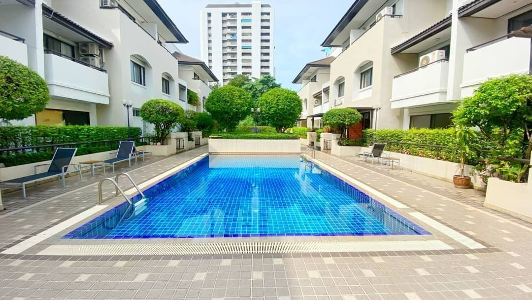 รูป ให้เช่าทาวน์โฮม 4 ชั้นครึ่ง เอกมัยซอย 10 ใกล้โรงเรียนสาธิต มศว. โครงการบ้านเจริญมิตร บนถนนสุขุมวิท เอกมัย ซอย 10 - รูปที่ 1/13