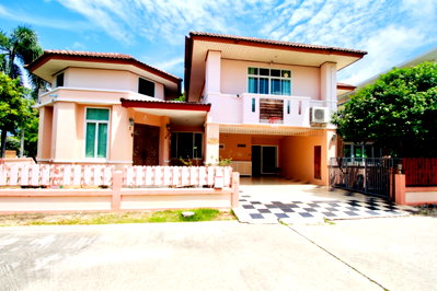 Houses for sale Rayong : Corner 2-Storey Single Detached House for Sale, 112 sq.wah, 5 Bedrooms, near Bangkok Hospital Rayong, in Baan Suan Suksiri Village, Noen Phra, Rayong. 