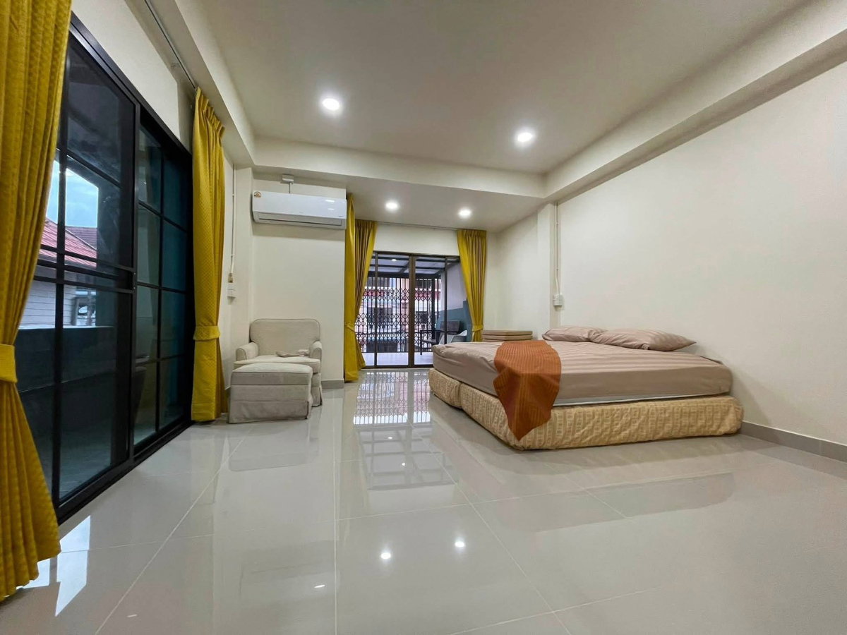 รูป 🏡✨ ให้เช่า ทาวน์โฮม 3 ชั้น หมู่บ้านพนาสนธิ์ แกรนด์วิลล์ ซอยเสรีไทย 68 | ใกล้แยกมีนบุรี 4 ห้องนอน 3 ห้องน้ำ รีโนเวทใหม่ทั้งหลัง พื้นที่ใช้สอยกว้าง - รูปที่ 6/7