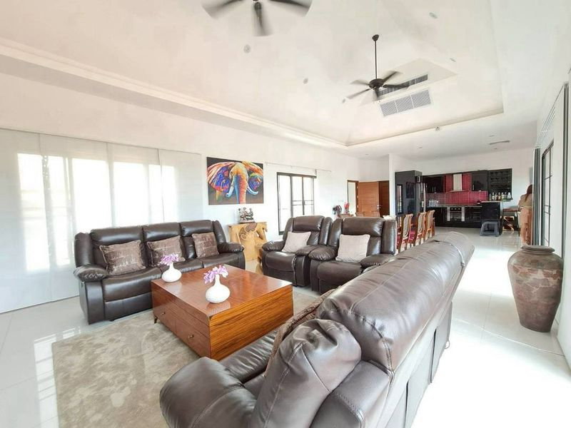 picture Luxury beachfront pool villa in Bang Saray, Chonburi. - 4/20