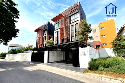 บ้านแฝด กรุงเทพมหานคร : ขายบ้านแฝด 3.5 ชั้น BRIT LOFT (เกษตร-นวมินทร์) ถนนประเสริฐมนูกิจ ซอยลาดปลาเค้า 34 ใกล้มหาวิทยาลัยเกษตรศาสตร์