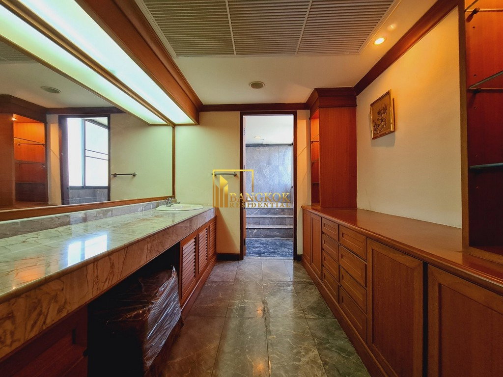 รูป Expansive 4 Bed Duplex Apartment With Private Terrace - BR0087AP - รูปที่ 33/40