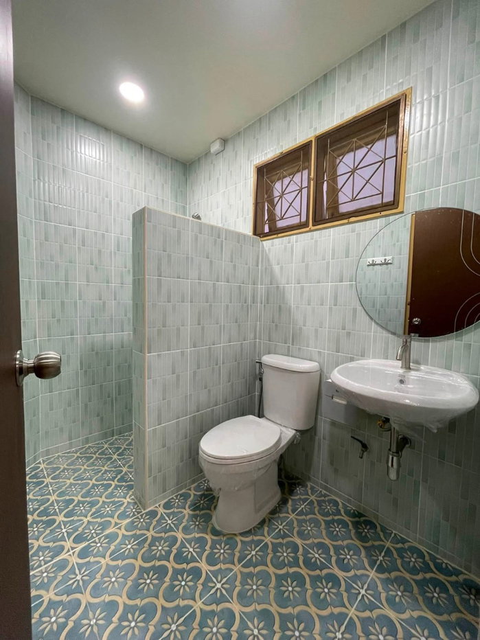 รูป 🏡✨ ให้เช่า ทาวน์โฮม 3 ชั้น หมู่บ้านพนาสนธิ์ แกรนด์วิลล์ ซอยเสรีไทย 68 | ใกล้แยกมีนบุรี 4 ห้องนอน 3 ห้องน้ำ รีโนเวทใหม่ทั้งหลัง พื้นที่ใช้สอยกว้าง - รูปที่ 5/7