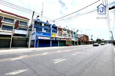 อาคารพาณิชย์ นนทบุรี : ขายอาคารพาณิชย์ 3.5 ชั้น 42 ตร.ว. ติดถนนบ้านกล้วย-ไทรน้อย ใกล้รถไฟฟ้าสายสีม่วง สถานีคลองบางไผ่